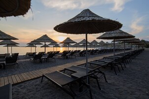 Private beach nearby, free beach shuttle, free beach cabanas