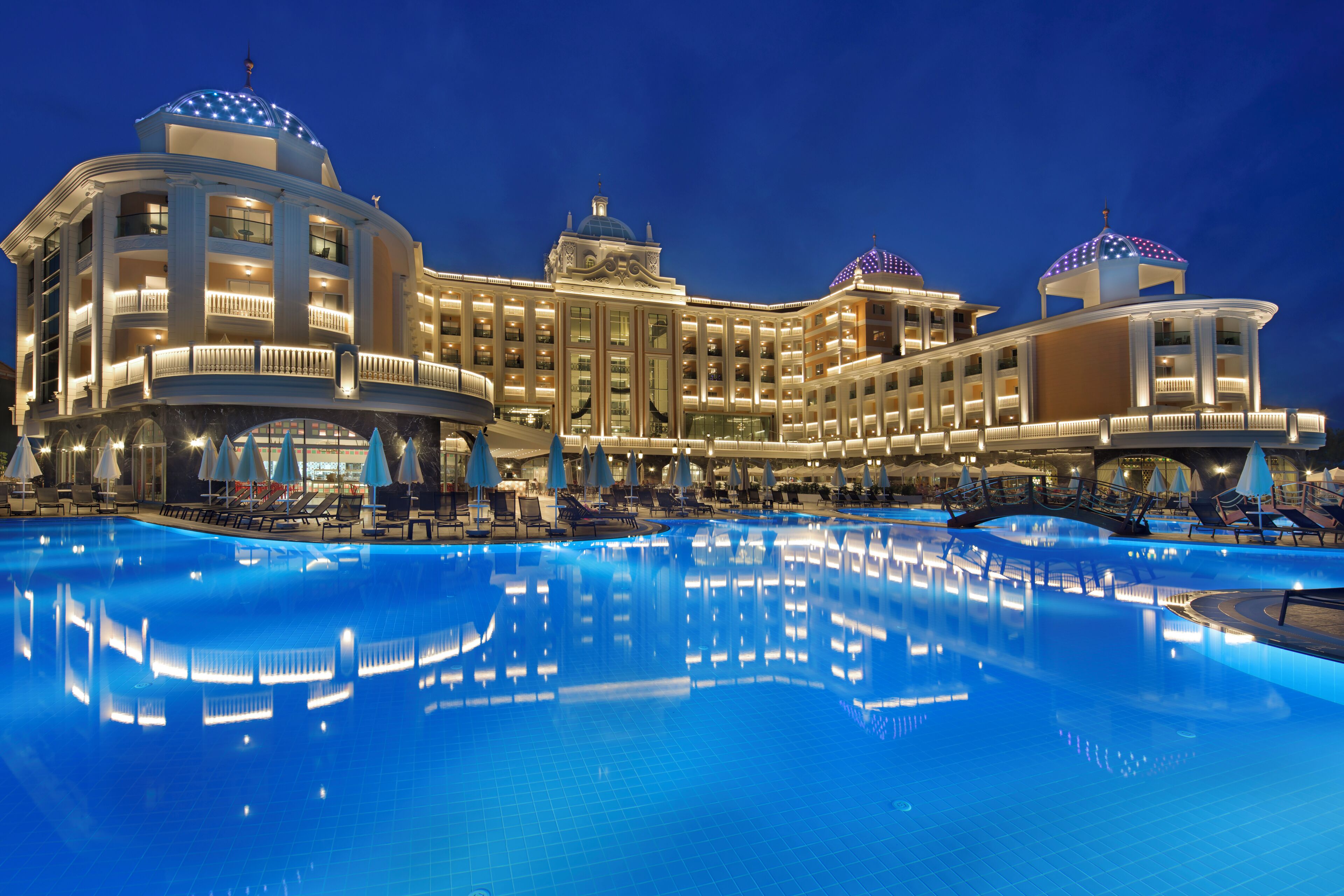 Piscina coperta, 2 piscine all'aperto, ombrelloni da piscina, lettini