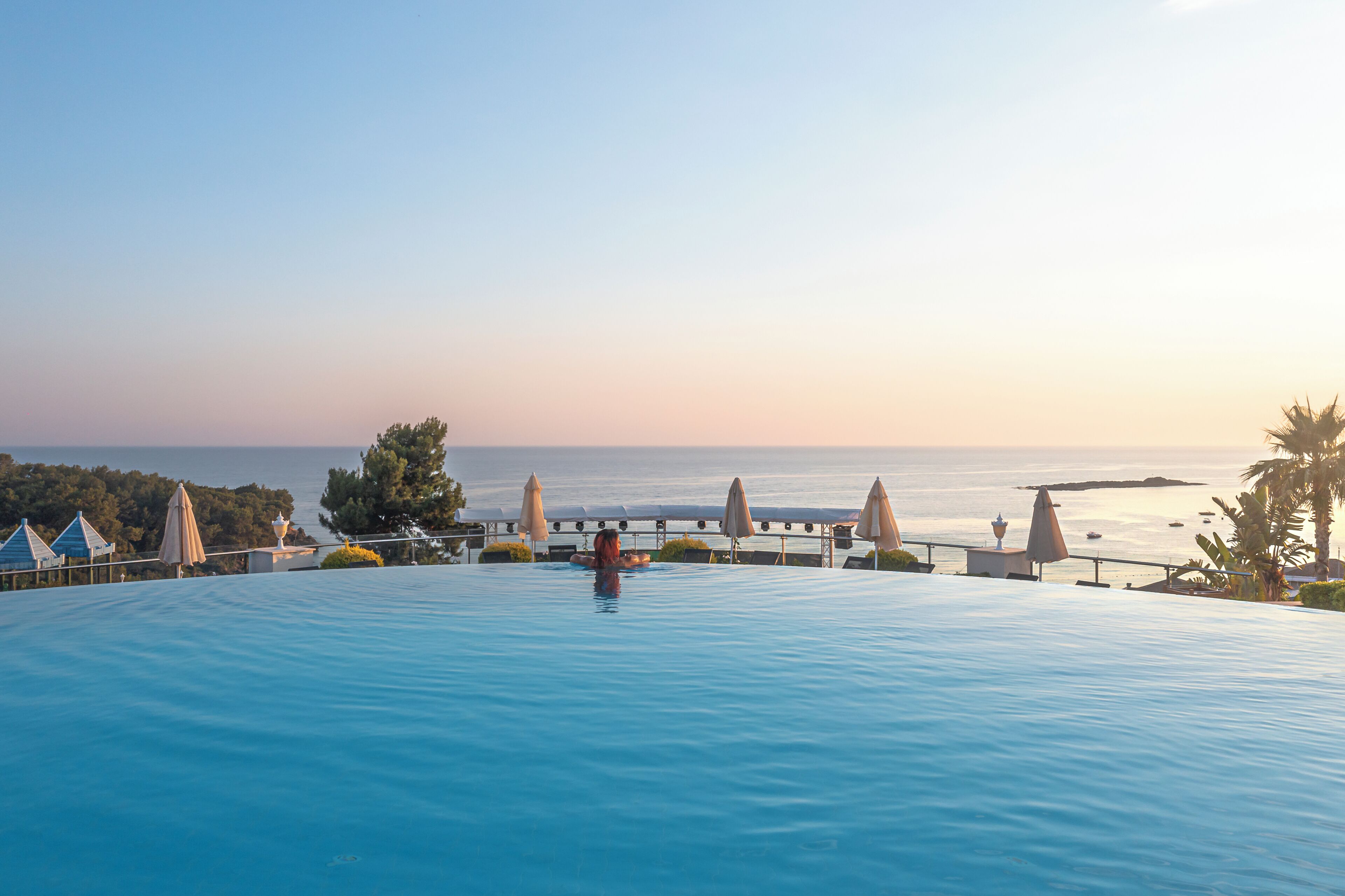 عناصر مجانية داخل الميني بار وخزنة داخل الغرفة ومكتب