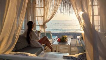 Playa privada en los alrededores, traslado desde/hacia la playa gratis