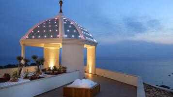 Suite, hidromasaje, vista al mar | Vista del balcón