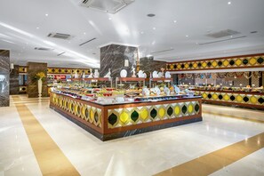 7 restaurants; lunch and dinner served 