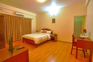 Rom – deluxe | Sengetøy av topp kvalitet, safe på rommet, skrivebord og lydisolert