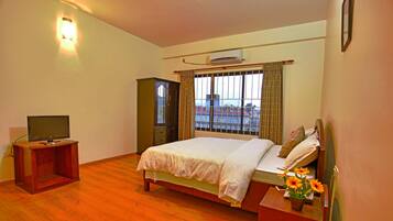 Deluxe Suite, Mountain View | Premium bedding, in-room safe, desk, soundproofing