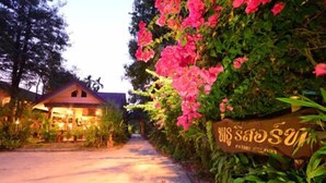 A pathway leading to a building with a sign that reads "Pattaya Resort." - Pathu Resort Ranong (Ranong)