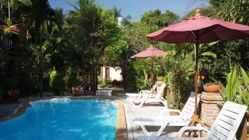 Piscine extérieure, chaises longues