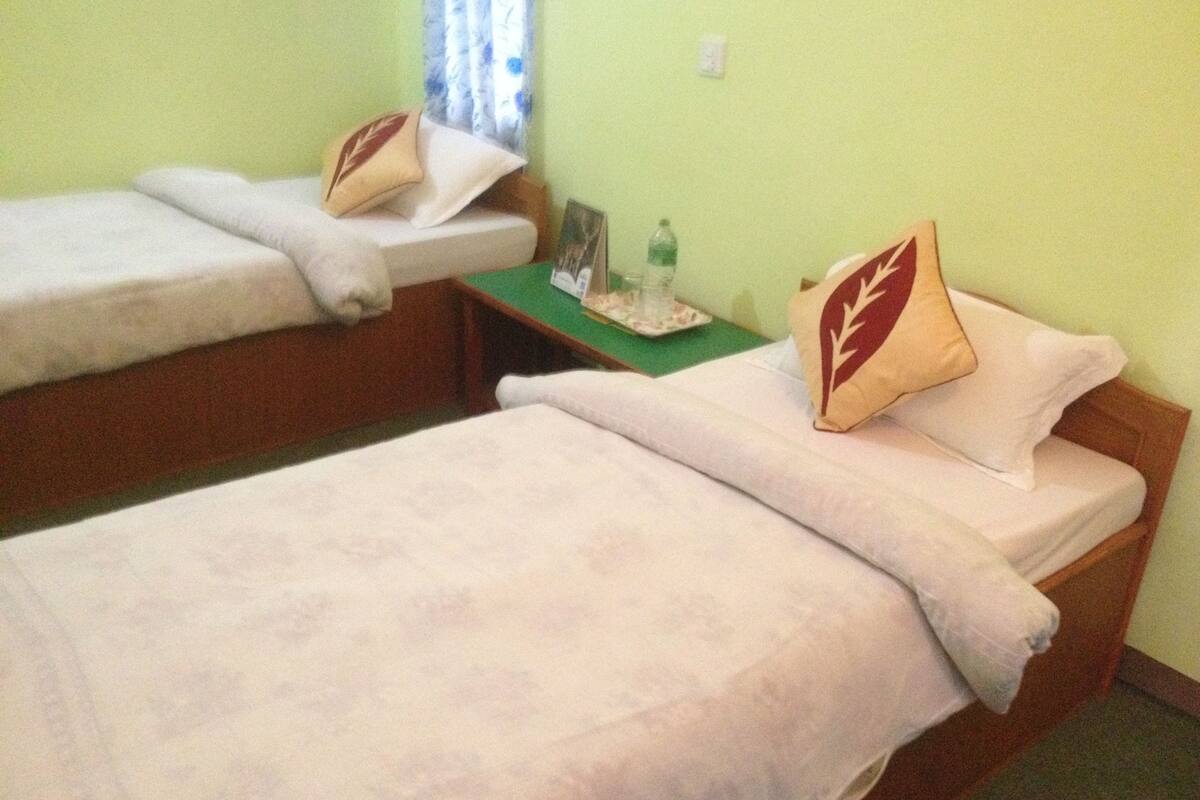 1 kamar tidur, seprai premium, brankas, dan meja kerja