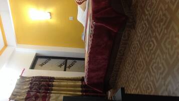 Deluxe kamer, 1 twee- of 2 eenpersoonsbedden, balkon, uitzicht op meer | Dineren op de kamer