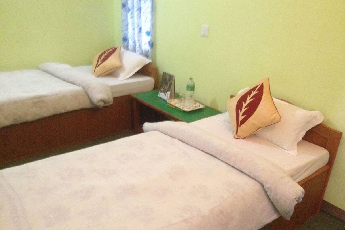 1 kamar tidur, seprai premium, brankas, dan meja kerja