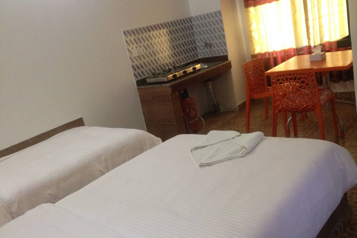 Lemari es di ruangan bersama dan ketel listrik