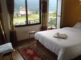 豪華雙人或雙床房, 露台, 湖景 | 1 間睡房、高級寢具、房內夾萬、書桌