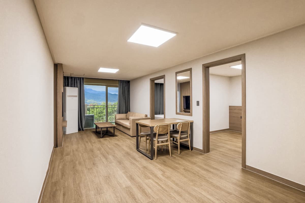 Kensington Premier (No pets allowed) | Living area