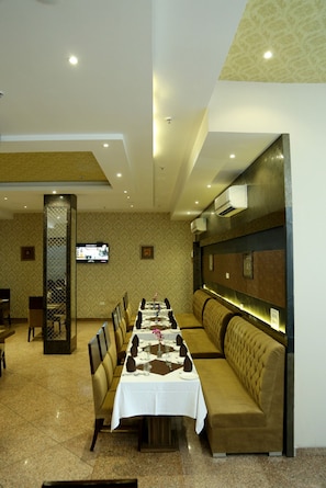 Breakfast, lunch, dinner served; vegetarian cuisine, garden views - Hotel The Royal Bharti (Mathura)