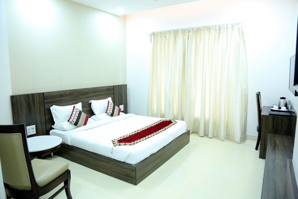 Premium bedding, in-room safe, desk, iron/ironing board - Hotel The Royal Bharti (Mathura)