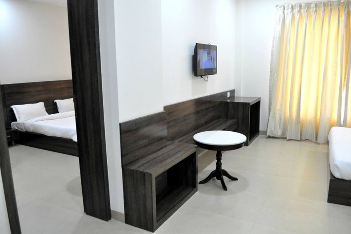 Ropa de cama de alta calidad y caja de seguridad en la habitación 
