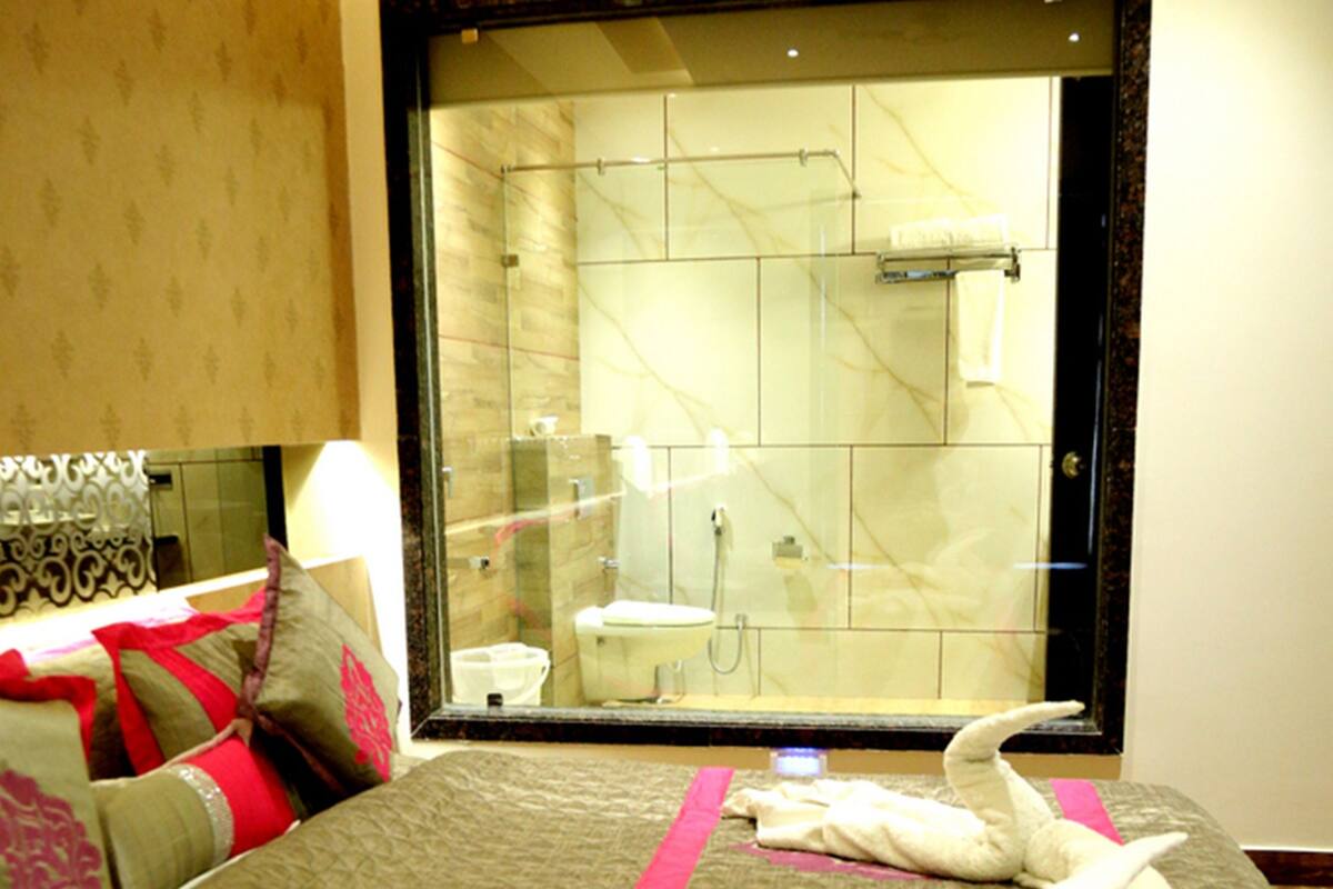 Ropa de cama de alta calidad y caja de seguridad en la habitación 