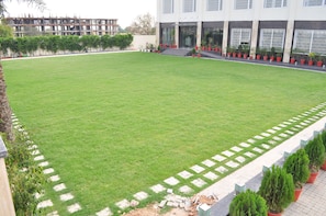 Garden - Hotel The Royal Bharti (Mathura)