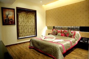 Maharaja Suite | Premium bedding, in-room safe, desk, iron/ironing board - Hotel The Royal Bharti (Mathura)