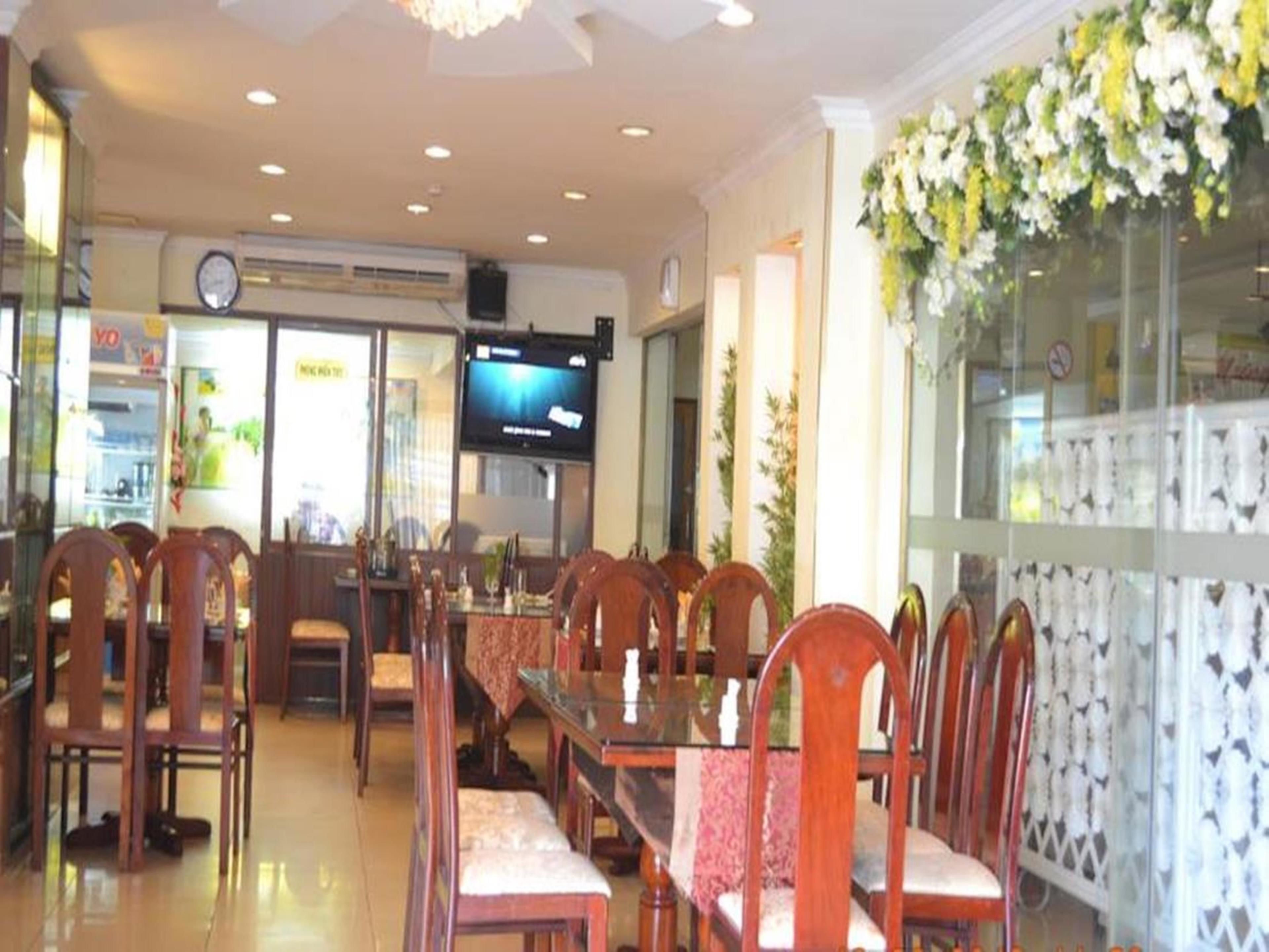 朝食、ランチ、ディナーに営業 (多国籍料理)