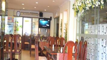 朝食、ランチ、ディナーに営業 (多国籍料理)