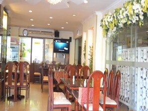 Aperto a colazione, pranzo e cena, cucina internazionale