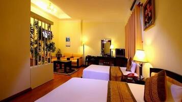 ファミリー ルーム | セーフティボックス (室内)、デスク、遮光カーテン、防音設備