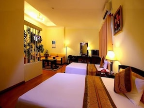 Camera familiare | Una cassaforte in camera, una scrivania, tende oscuranti