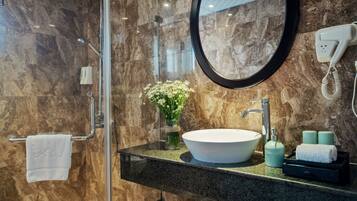 Dusche, Designer-Toilettenartikel, Haartrockner, Bademäntel