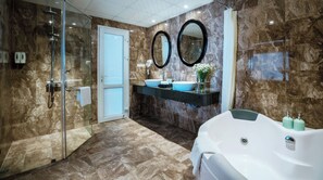 Suite, balkon | Badkamer | Een douche, designer toiletartikelen, een haardroger, badjassen