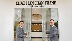 The entrance of a hotel with a reception desk and a chandelier. - Hoian Sincerity Hotel & Spa (Da Nang)