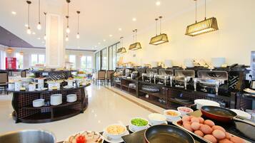 Daily cooked-to-order breakfast (VND 100000 per person)