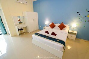 Free minibar, desk, laptop workspace, free WiFi