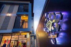 Fassade der Unterkunft – Abend/Nacht