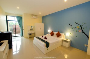 Free minibar, desk, laptop workspace, free WiFi