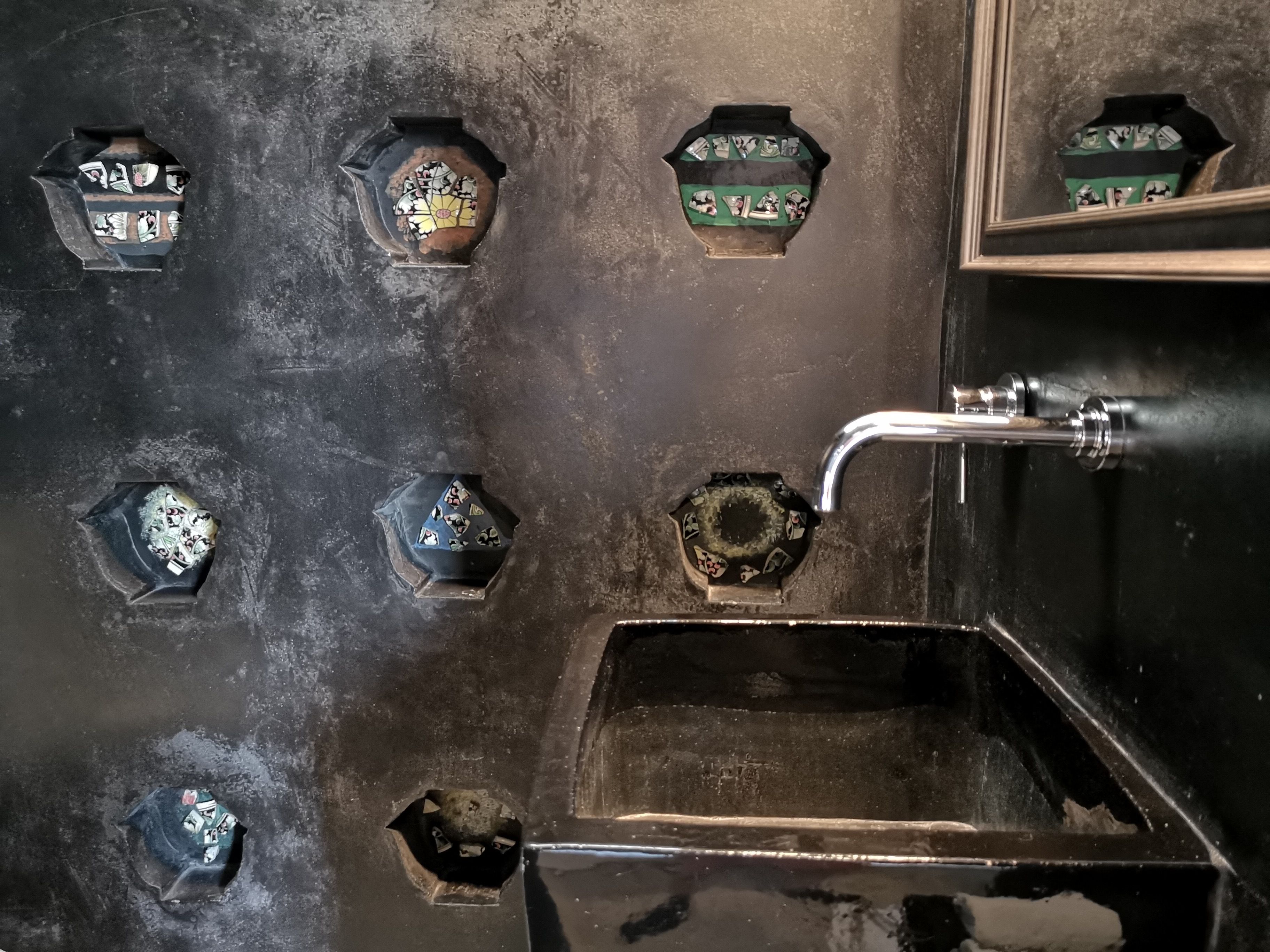 charcoal | in-room safe, desk, rollaway beds, free wifi