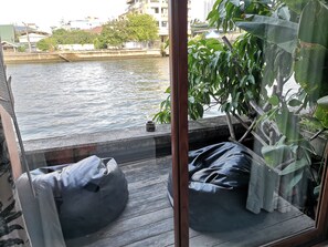Charcoal | Pemandangan balkon