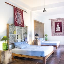 Habitación clásica con 2 camas individuales, 1 habitación, vista al jardín, junto a la montaña | Muebles diferentes, escritorio y insonorización