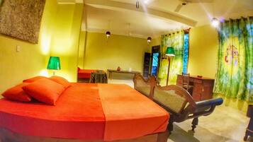 Dilengkapi dengan perabotan berbeda-beda, meja kerja, dan kedap suara