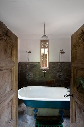 Triple Room | Deep-soaking bathtub