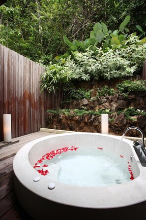 Suite | Bathroom | Shower, free toiletries, hair dryer, slippers - Numsai Khaosuay Resort (Ranong)