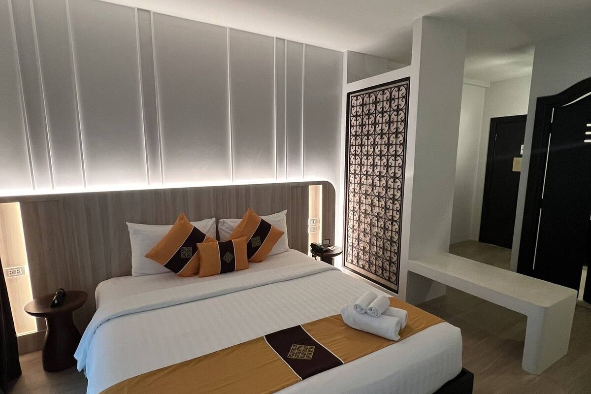Superior Double Room | Peralatan tempat tidur premium, bar mini, peti besi dalam bilik, meja 