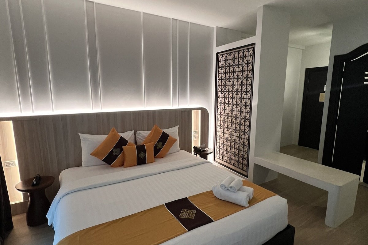 superior double room | premium bedding, minibar, in-room safe, desk
