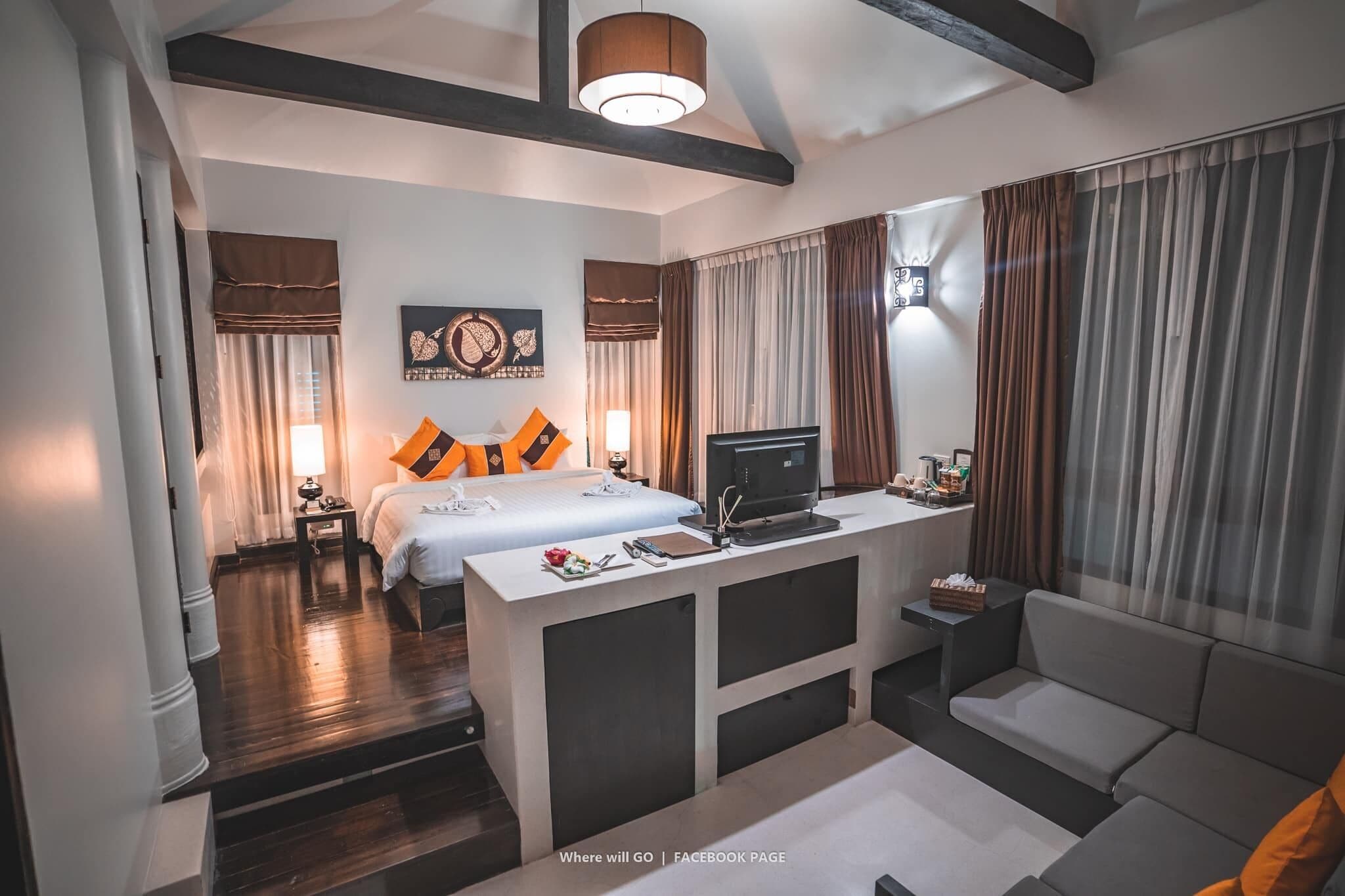 deluxe room | premium bedding, minibar, in-room safe, desk