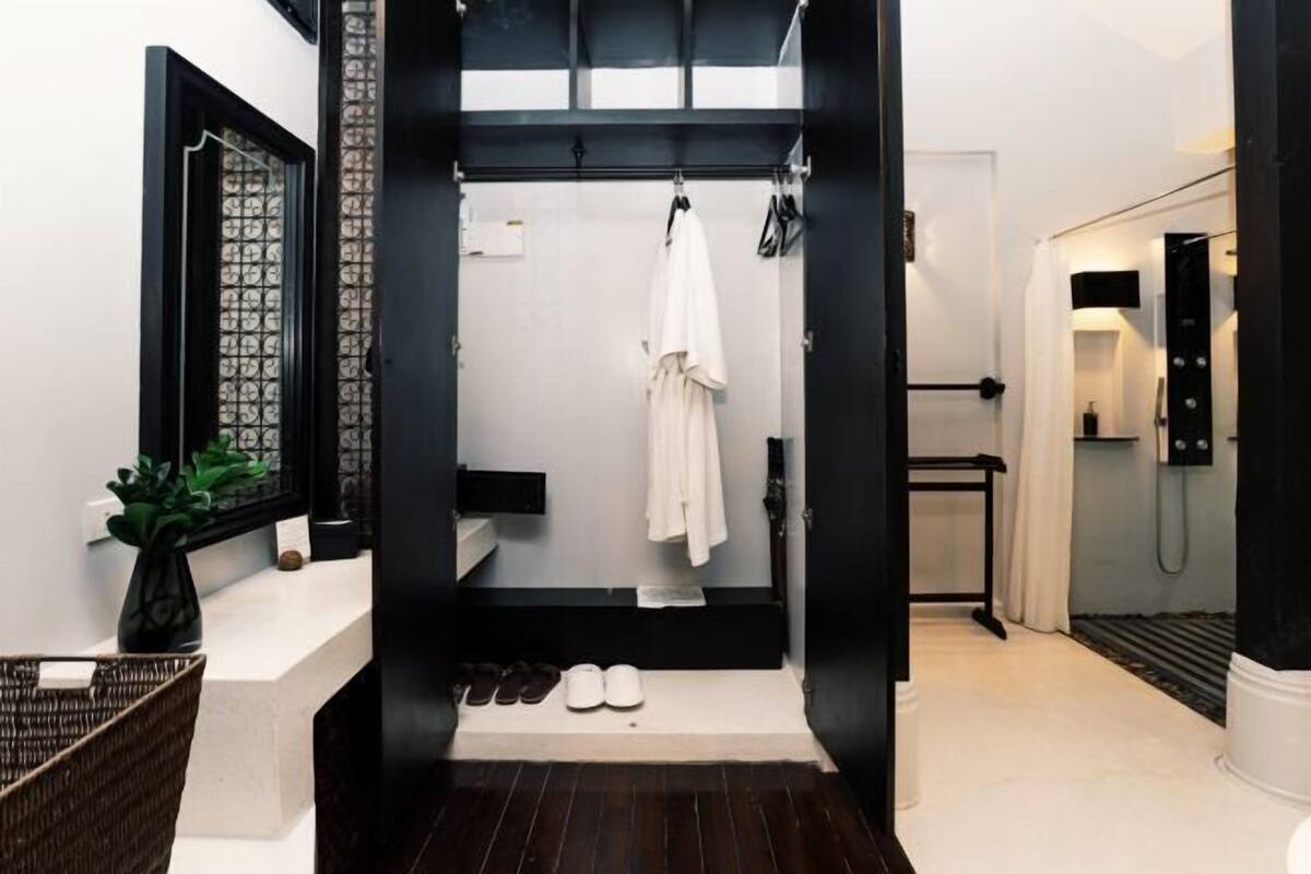 Peralatan tempat tidur premium, bar mini, peti besi dalam bilik, meja 
