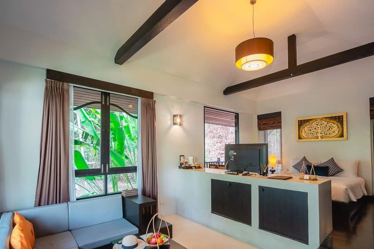 suite | premium bedding, minibar, in-room safe, desk