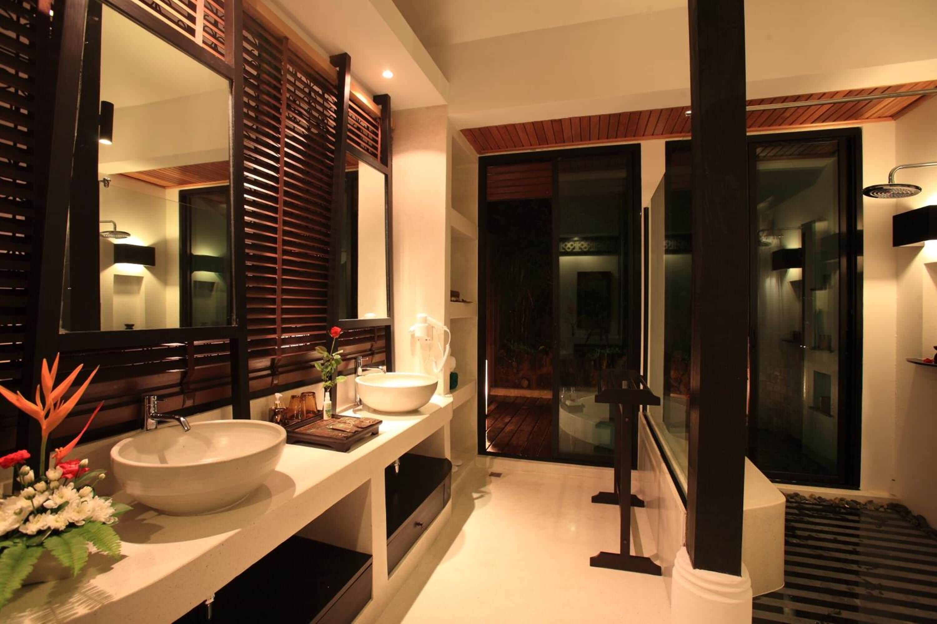 suite | bathroom | shower, free toiletries, hair dryer, slippers