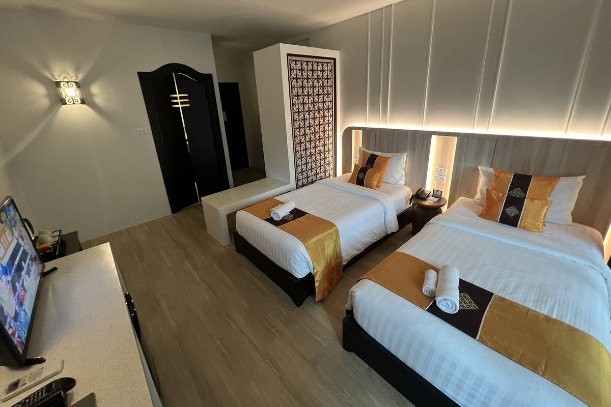 Superior Twin Room | Peralatan tempat tidur premium, bar mini, peti besi dalam bilik, meja 