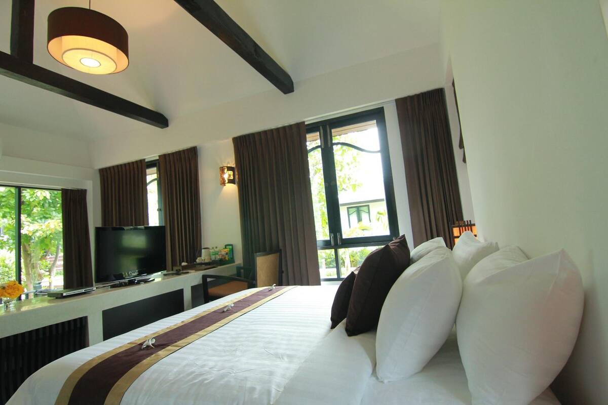 Deluxe Room | Peralatan tempat tidur premium, bar mini, peti besi dalam bilik, meja 
