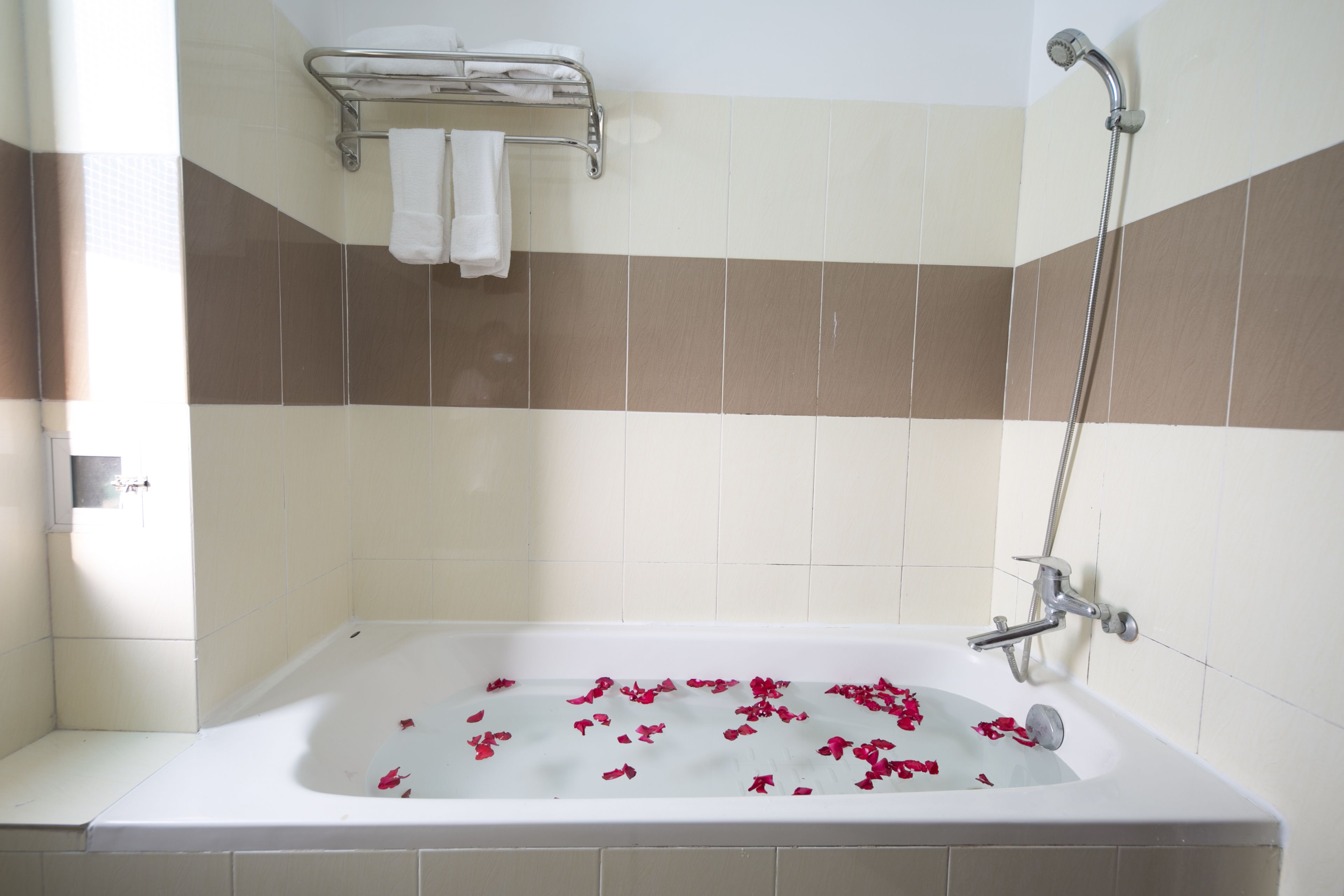 bathtub, free toiletries, hair dryer, slippers