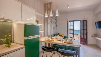 Appartamento, 2 camere da letto, vista mare | Area soggiorno | TV LED 32 pollici con canali premium, TV